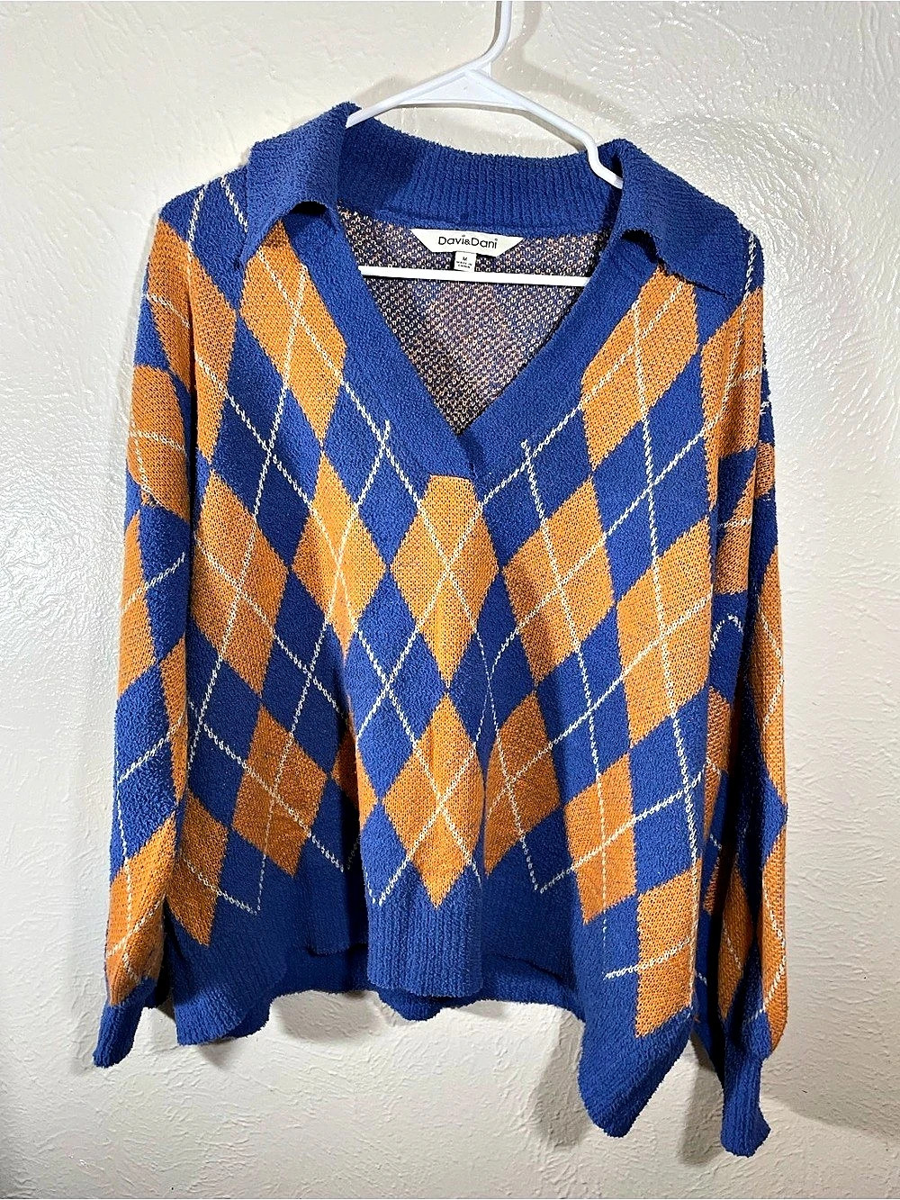 Davi & Dani Argyle V-Neck Sweater in Blue & Orange Size Medium